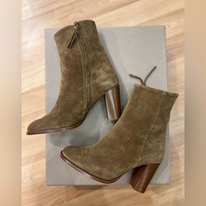 Closed suede boots